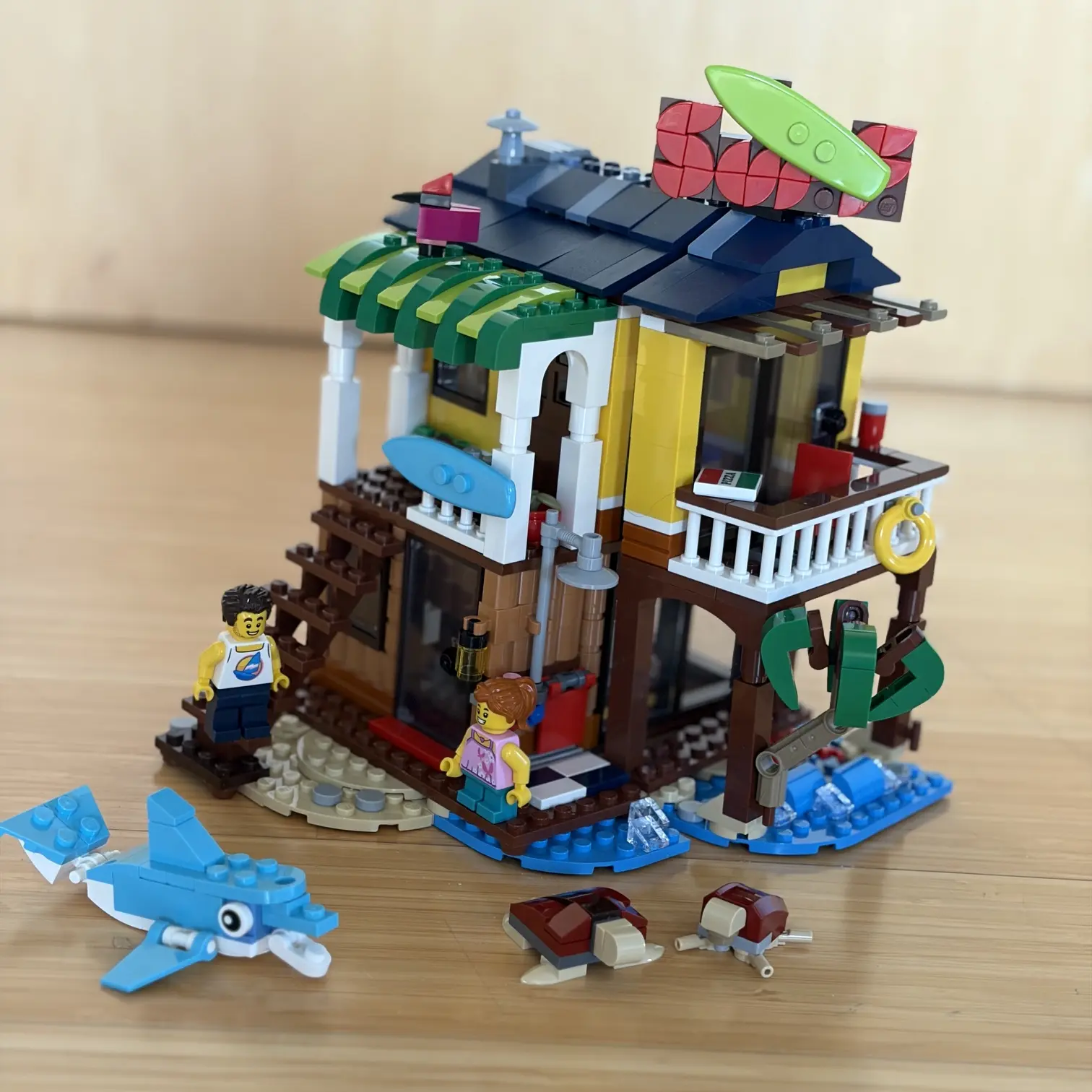 EckSteine Produktbild vom Set Surfer-Strandhaus der Marke LEGO mit der Setnummer 31118 aus der Kategorie CREATOR 3-IN-1.