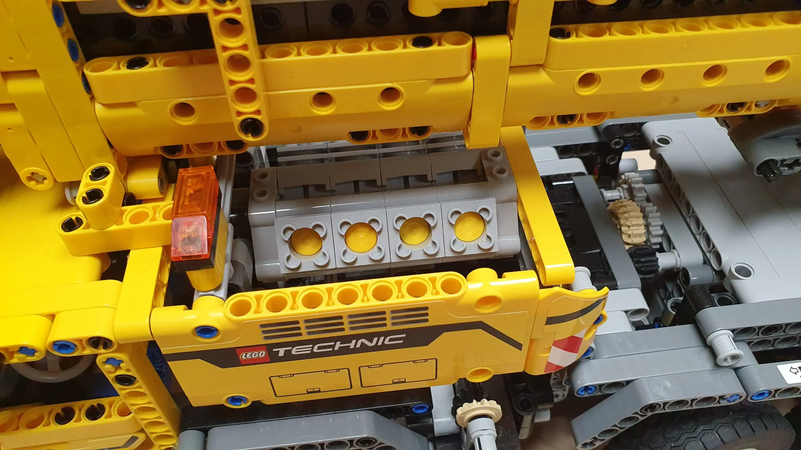EckSteine Produktbild vom Set Mobiler Schwerlastkran der Marke LEGO mit der Setnummer 42009 aus der Kategorie TECHNIC.
