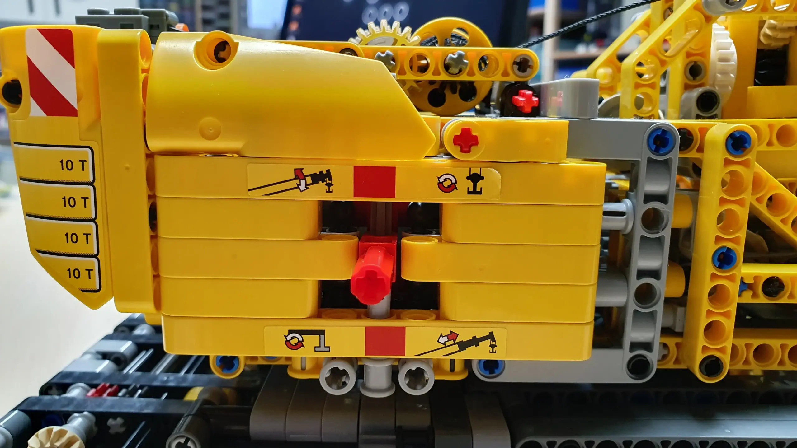 EckSteine Produktbild vom Set Mobiler Schwerlastkran der Marke LEGO mit der Setnummer 42009 aus der Kategorie TECHNIC.