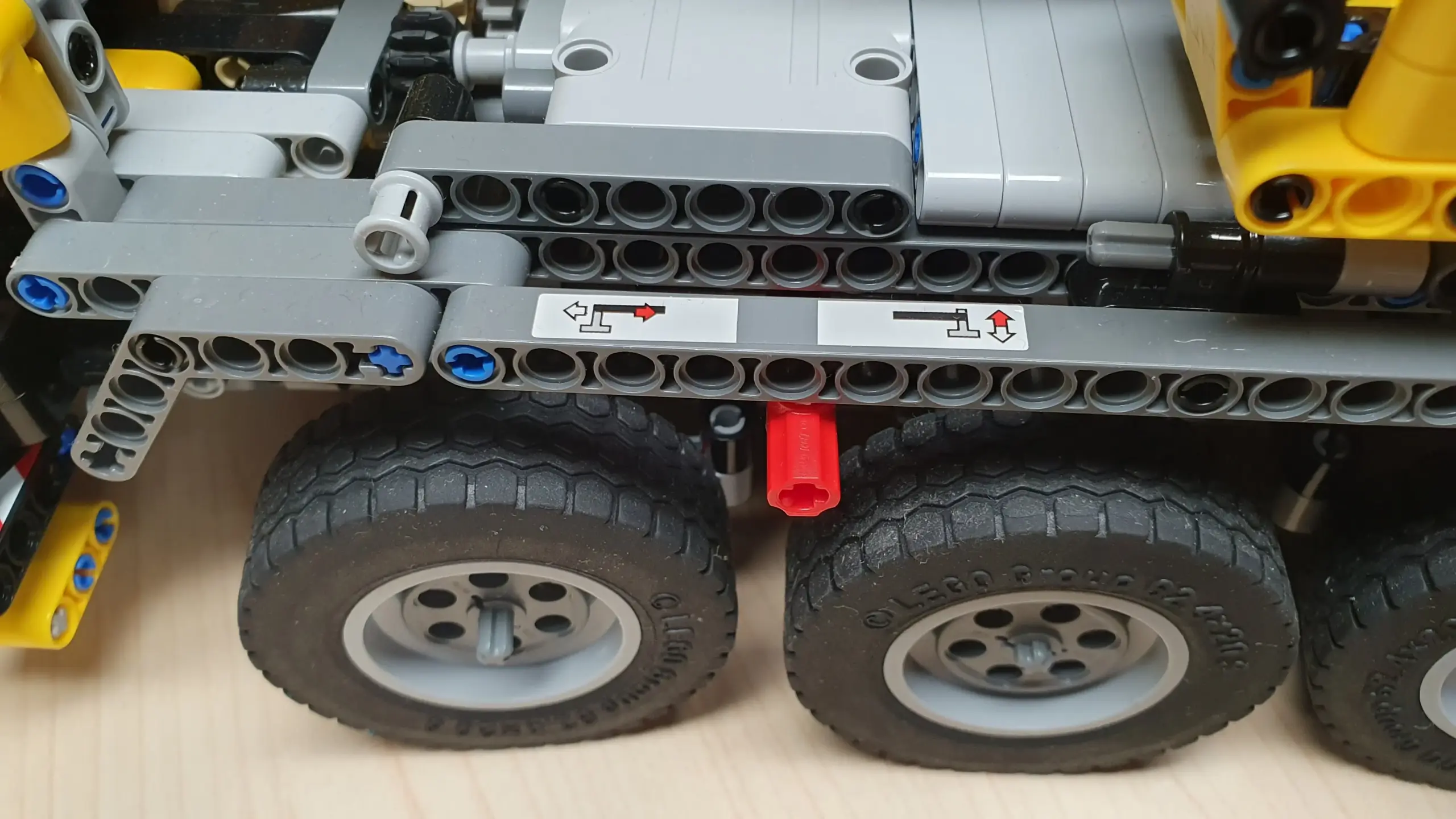 EckSteine Produktbild vom Set Mobiler Schwerlastkran der Marke LEGO mit der Setnummer 42009 aus der Kategorie TECHNIC.